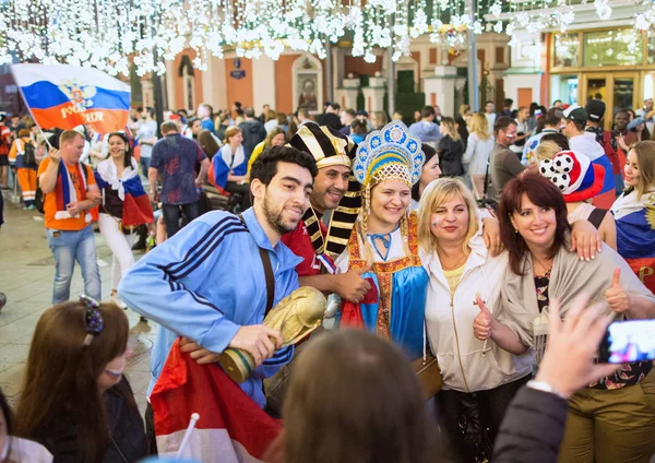 2018.07.08, Moscow, Rusya Federasyonu. Dünya Kupası 2018. Moskova FIFA 2018. Futbol taraftarları Moskova sokaklarında duyguların. Sokakta Rus hayranları.