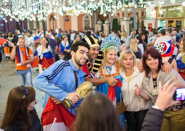 2018.07.08, Moscow, Rusya Federasyonu. Dünya Kupası 2018. Moskova FIFA 2018. Futbol taraftarları Moskova sokaklarında duyguların. Sokakta Rus hayranları.