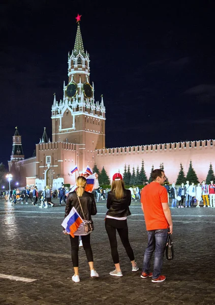2018.07.08, Moscow, Rusya Federasyonu. Dünya Kupası 2018. Moskova FIFA 2018. Kızıl Meydan bu gece insanlar.