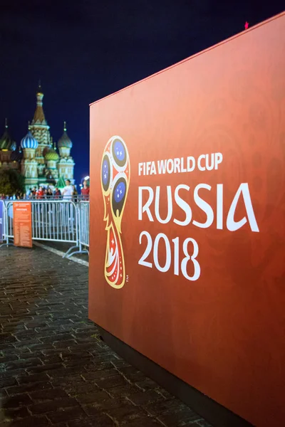 2018.07.08, Moscow, Rusya Federasyonu. Dünya Kupası 2018. Moskova FIFA 2018. Kızıl Meydan bu gece insanlar.