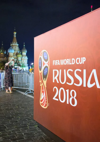 2018.07.08, Moscow, Rusya Federasyonu. Dünya Kupası 2018. Moskova FIFA 2018. Kızıl Meydan bu gece insanlar.