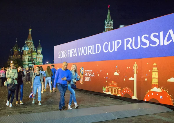 2018.07.08, Moscow, Rusya Federasyonu. Dünya Kupası 2018. Moskova FIFA 2018. Kızıl Meydan bu gece insanlar.