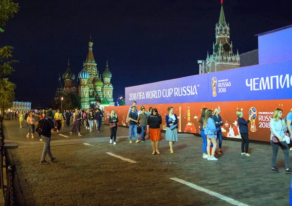 2018.07.08, Moscow, Rusya Federasyonu. Dünya Kupası 2018. Moskova FIFA 2018. Kızıl Meydan bu gece insanlar.