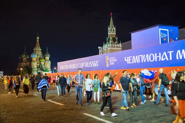 2018.07.08, Moscow, Rusya Federasyonu. Dünya Kupası 2018. Moskova FIFA 2018. Kızıl Meydan bu gece insanlar.