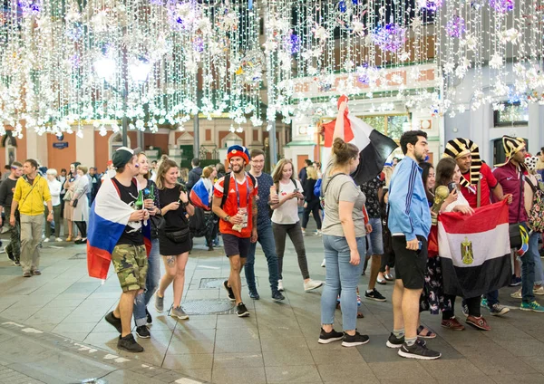 2018.07.08, Moscow, Rusya Federasyonu. Dünya Kupası 2018. Moskova FIFA 2018. Futbol taraftarları Moskova sokaklarında duyguların. Sokakta Rus hayranları.