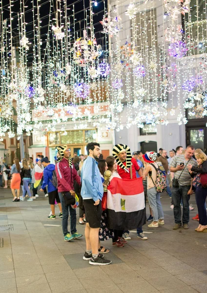 2018.07.08, Moscow, Rusya Federasyonu. Dünya Kupası 2018. Moskova FIFA 2018. Futbol taraftarları Moskova sokaklarında duyguların. Sokakta Rus hayranları.