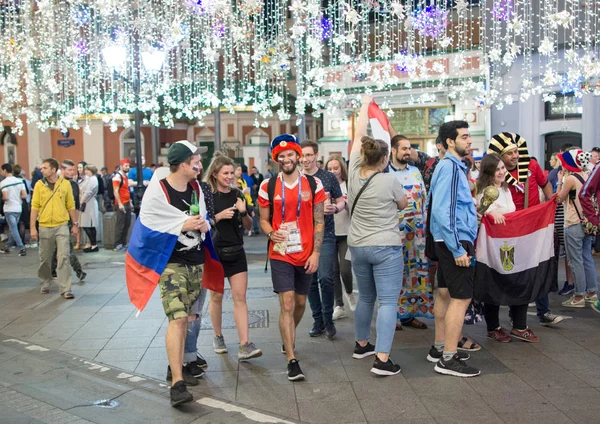 2018.07.08, Moscow, Rusya Federasyonu. Dünya Kupası 2018. Moskova FIFA 2018. Futbol taraftarları Moskova sokaklarında duyguların. Sokakta Rus hayranları.