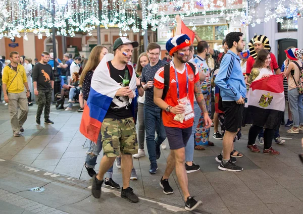 2018.07.08, Moscow, Rusya Federasyonu. Dünya Kupası 2018. Moskova FIFA 2018. Futbol taraftarları Moskova sokaklarında duyguların. Sokakta Rus hayranları.