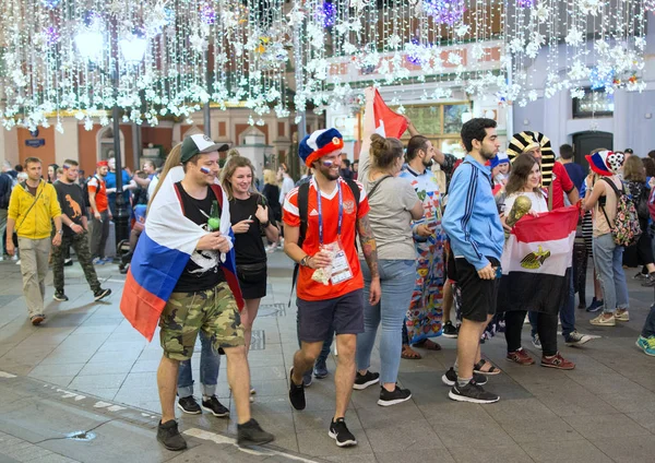 2018.07.08, Moscow, Rusya Federasyonu. Dünya Kupası 2018. Moskova FIFA 2018. Futbol taraftarları Moskova sokaklarında duyguların. Sokakta Rus hayranları.