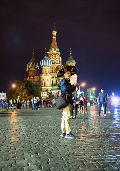2018.07.08, Moscow, Rusya Federasyonu. Dünya Kupası 2018. Moskova FIFA 2018. Saint Basil Katedrali arka plan üzerinde kırmızı kare Meksika adama.
