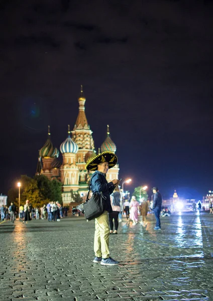 2018.07.08, Moscow, Rusya Federasyonu. Dünya Kupası 2018. Moskova FIFA 2018. Saint Basil Katedrali arka plan üzerinde kırmızı kare Meksika adama.