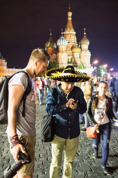 2018.07.08, Moscow, Rusya Federasyonu. Dünya Kupası 2018. Moskova FIFA 2018. Saint Basil Katedrali arka plan üzerinde kırmızı kare Meksika adam. Turist ve fotoğrafçı.