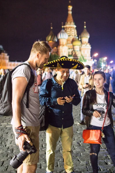 2018.07.08, Moscow, Rusya Federasyonu. Dünya Kupası 2018. Moskova FIFA 2018. Saint Basil Katedrali arka plan üzerinde kırmızı kare Meksika adam. Turist ve fotoğrafçı.