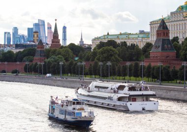 2018.06.17, Moscow, Rusya Federasyonu. Moskova Nehri Kremlin arka plan üzerinde gemilerde. Cityscape Moskova. Moskova'da yaz.