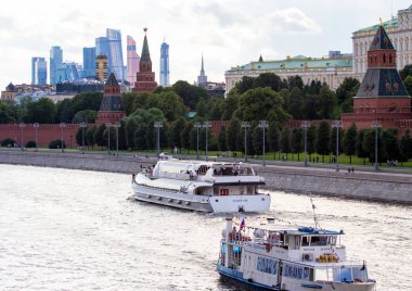 2018.06.17, Moscow, Rusya Federasyonu. Moskova Nehri Kremlin arka plan üzerinde gemilerde. Cityscape Moskova. Moskova'da yaz.