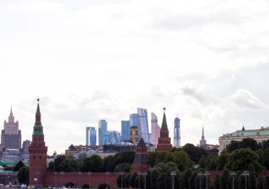 2018.06.17, Moscow, Rusya Federasyonu. Moskova panoramik cityscape. Siluetleri akşam gökyüzü arka plan üzerinde Moskova binaların. Moscow City arka planda Kremlin.