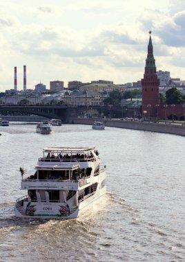 2018.06.17, Moscow, Rusya Federasyonu. Moskova Nehri Kremlin arka plan üzerinde gemilerde. Cityscape Moskova. Moskova'da yaz.