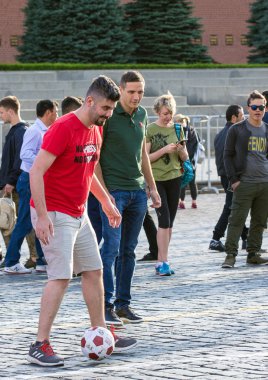 2018.07.08, Moscow, Rusya Federasyonu. Kızıl Meydan üzerinde top oynarken futbol taraftarları.