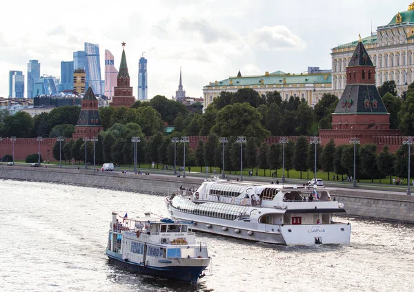 2018.06.17, Moscow, Rusya Federasyonu. Moskova Nehri Kremlin arka plan üzerinde gemilerde. Cityscape Moskova. Moskova'da yaz.