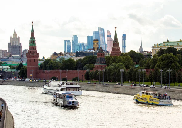 2018 Moskou Rusland Schepen Moskou Rivier Achtergrond Van Het Kremlin — Stockfoto