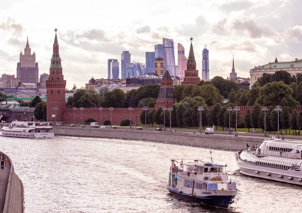 2018.06.17, Moscow, Rusya Federasyonu. Moskova Nehri Kremlin arka plan üzerinde gemilerde. Cityscape Moskova. Moskova'da yaz.