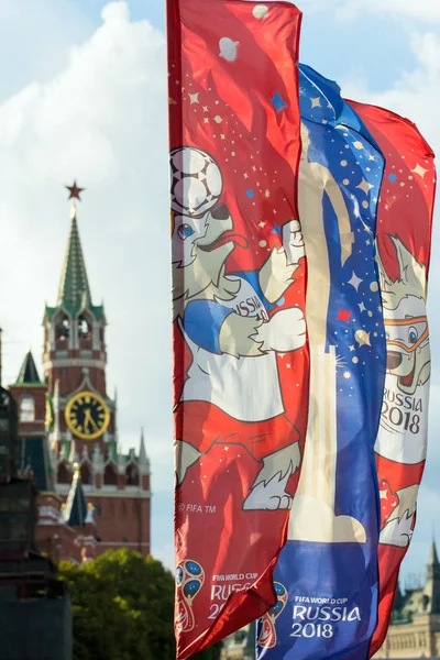 2018.06.17, Moscow, Rusya Federasyonu. Dünya Kupası 2018 arka planda Kremlin kulenin sembolleri ile dekoratif elemanlar.