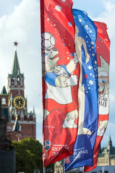 2018.06.17, Moscow, Rusya Federasyonu. Dünya Kupası 2018 arka planda Kremlin kulenin sembolleri ile dekoratif elemanlar.