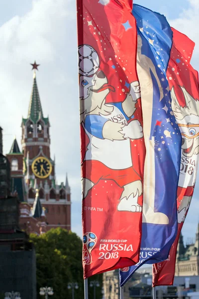 2018.06.17, Moscow, Rusya Federasyonu. Dünya Kupası 2018 arka planda Kremlin kulenin sembolleri ile dekoratif elemanlar.