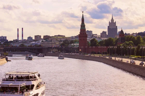 2018 Moskwa Rosja Statki Rzece Moskwa Tle Kremla Gród Miasta — Zdjęcie stockowe