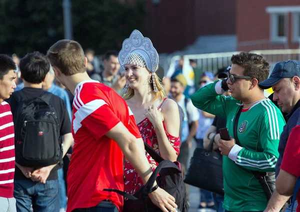 2018.07.08, Moscow, Rusya Federasyonu. Dünya Kupası 2018. Moskova FIFA 2018. Futbol taraftarları Moskova sokaklarında duyguların. Rus Kızıl Meydan, Milli takım elbise giyen.