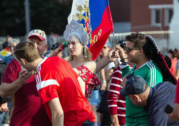 2018.07.08, Moscow, Rusya Federasyonu. Dünya Kupası 2018. Moskova FIFA 2018. Futbol taraftarları Moskova sokaklarında duyguların. Rus Kızıl Meydan, Milli takım elbise giyen.