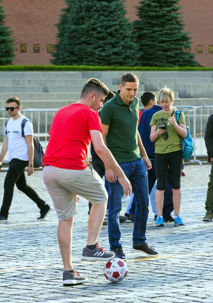 2018 Moscú Rusia Aficionados Fútbol Jugando Pelota Red Square — Foto de Stock