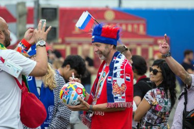 2018.07.15, Moscow, Rusya Federasyonu. Dünya Kupası 2018. Moskova FIFA 2018. Futbol taraftarları Moskova sokaklarında duyguların. Fransızca bir fanlar.