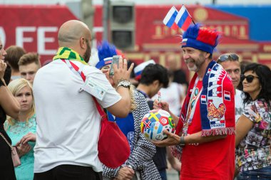 2018.07.15, Moscow, Rusya Federasyonu. Dünya Kupası 2018. Moskova FIFA 2018. Futbol taraftarları Moskova sokaklarında duyguların. Fransızca bir fanlar.