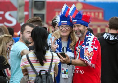 2018.07.15, Moscow, Rusya Federasyonu. Dünya Kupası 2018. Moskova FIFA 2018. Futbol taraftarları Moskova sokaklarında duyguların. Fransızca bir fanlar.
