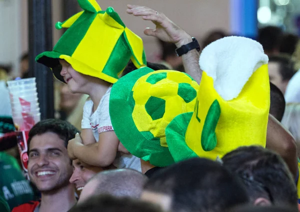 2018 莫斯科 俄罗斯 2018世界杯 莫斯科国际足联2018 球迷在莫斯科街头的情绪 巴西球迷在黄色帽子 — 图库照片
