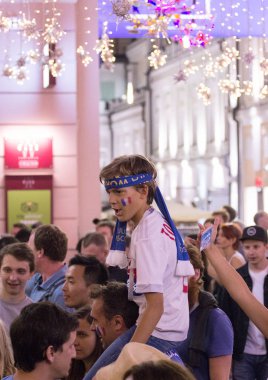 2018.07.15, Moscow, Rusya Federasyonu. Dünya Kupası 2018. Moskova FIFA 2018. Futbol taraftarları Moskova sokaklarında duyguların. Bir çocuğun kafasına eşarp ile.