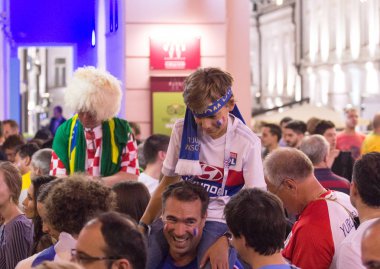 2018.07.15, Moscow, Rusya Federasyonu. Dünya Kupası 2018. Moskova FIFA 2018. Futbol taraftarları Moskova sokaklarında duyguların. Bir çocuğun kafasına eşarp ile.