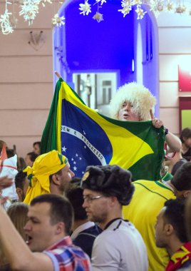 2018.07.15, Moscow, Rusya Federasyonu. Dünya Kupası 2018. Moskova FIFA 2018. Futbol taraftarları Moskova sokaklarında duyguların. Futbol fan giyen alışılmadık şapka.