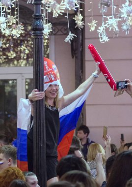 2018.07.15, Moscow, Rusya Federasyonu. Dünya Kupası 2018. Moskova FIFA 2018. Futbol taraftarları Moskova sokaklarında duyguların. Kadın futbol fan.