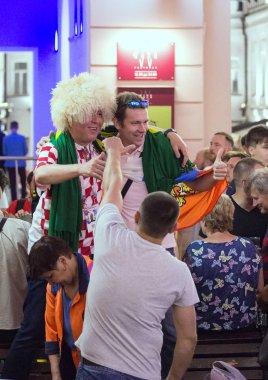 2018.07.15, Moscow, Rusya Federasyonu. Dünya Kupası 2018. Moskova FIFA 2018. Futbol taraftarları Moskova sokaklarında duyguların. Futbol fan giyen alışılmadık şapka.