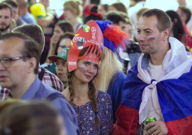 2018.07.15, Moscow, Rusya Federasyonu. Dünya Kupası 2018. Moskova FIFA 2018. Futbol taraftarları Moskova sokaklarında duyguların. Kadın futbol fan.