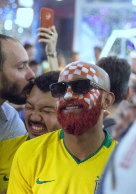 2018.07.15, Moscow, Rusya Federasyonu. Dünya Kupası 2018. Moskova FIFA 2018. Futbol taraftarları Moskova sokaklarında duyguların. Komik adam güneş gözlüğü takıyor.