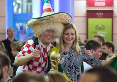 2018.07.15, Moscow, Rusya Federasyonu. Dünya Kupası 2018. Moskova FIFA 2018. Futbol taraftarları Moskova sokaklarında duyguların. Futbol fan giyen alışılmadık şapka.