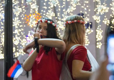 2018.07.15, Moscow, Rusya Federasyonu. Dünya Kupası 2018. Moskova FIFA 2018. Futbol taraftarları Moskova sokaklarında duyguların. Kadın futbol fan.