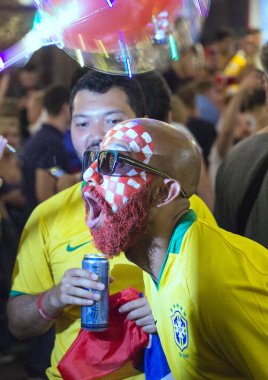 2018.07.15, Moscow, Rusya Federasyonu. Dünya Kupası 2018. Moskova FIFA 2018. Futbol taraftarları Moskova sokaklarında duyguların. Komik adam güneş gözlüğü takıyor.