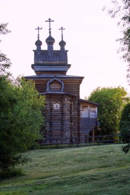 Eski bir ahşap kilise parkta. Rusya'nın dini mimari. Moskova gezi.