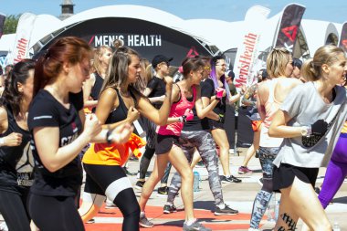 2018.05.27, Moscow, Rusya Federasyonu. Moskova Fitness Festivali parkta yayında. Sağlıklı yaşam festival. Modern hayatın sporda. Parkta genç sporcular. 