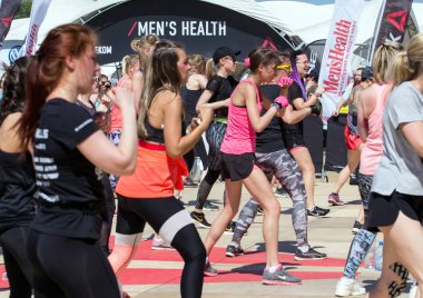 2018.05.27, Moscow, Rusya Federasyonu. Moskova Fitness Festivali parkta yayında. Sağlıklı yaşam festival. Modern hayatın sporda. Parkta genç sporcular. 