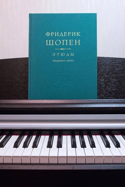 2018 Μόσχα Ρωσία Μια Συλλογή Etudes Του Σοπέν Στο Πιάνο — Φωτογραφία Αρχείου